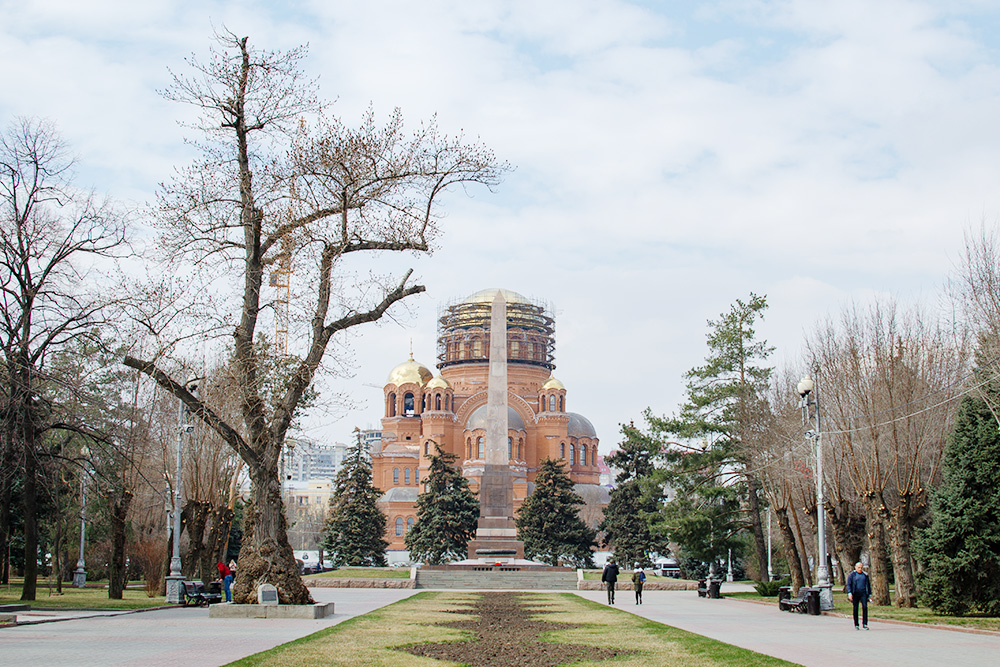 В парке, где расположен Пост № 1, есть братская могила и 26-метровый монумент в память о солдатах, погибших во время Сталинградской битвы. А рядом — Александро-Невский собор, его достроили в 2021 году