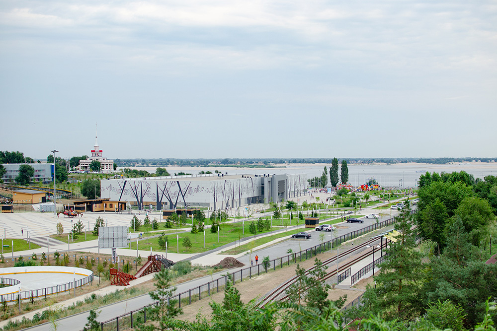 Вид на парк. Белое прямоугольное здание посередине парка — это музей, слева расположен ресторан «Маяк», а за парком — Волга