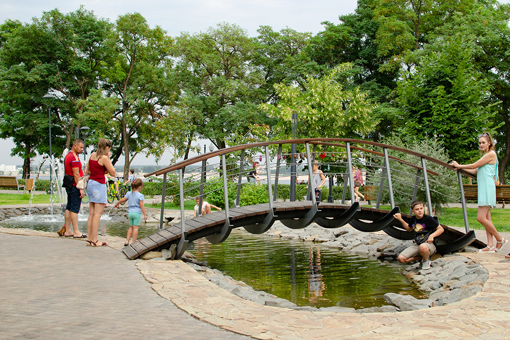 По дороге к фонтану «Искусство» можно пройти мимо небольшого пруда, в котором плавают рыбы