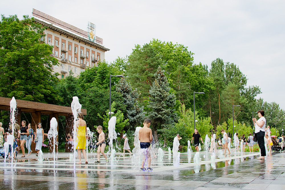 Этот фонтан построили недавно, летом волгоградские дети всегда играют в нем и качаются на качелях неподалеку