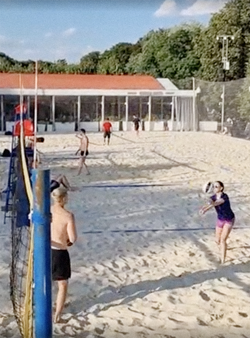 Наша летняя игра в пляжный волейбол в парке Горького. Я — в фиолетовых шортах, принимаю и отбиваю мяч снизу
