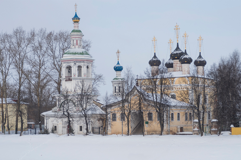 Вид на церковь Димитрия Прилуцкого с Пречистенской набережной. Зимой река Вологда становится пешеходной