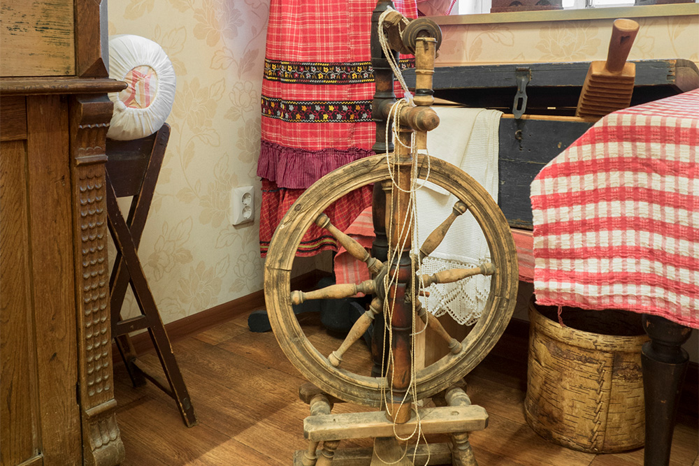 В зале женских ремесел стоят инструменты рукодельниц: прялка, самопрялка, швейка — приспособление для шитья вручную, кросна — ручной ткацкий станок