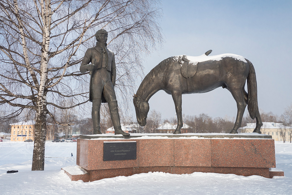 Возле кремля стоит памятник поэту Константину Батюшкову, который известен как литературный учитель Пушкина. Он родился и умер в Вологде