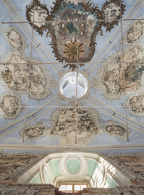 На сводах церкви сохранились фрески и лепнина, характерные для зодчества второй половины 18 века