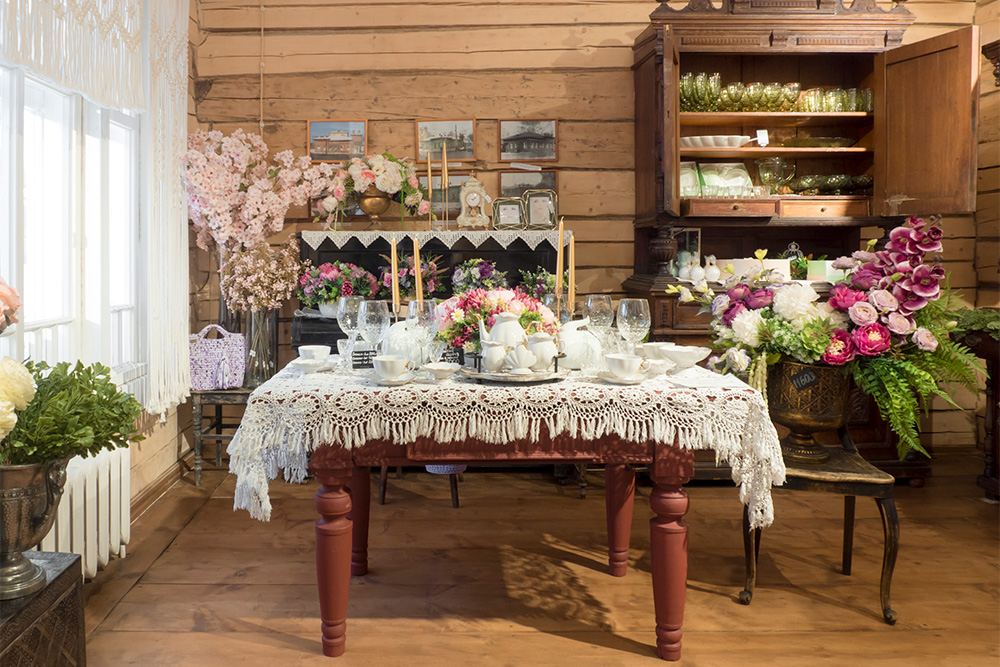 Посуда и цветы продаются, а антикварная мебель куплена специально для оформления зала