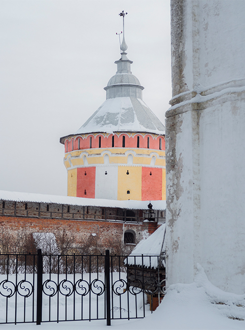 Меня удивили неожиданно яркие цвета башен монастыря