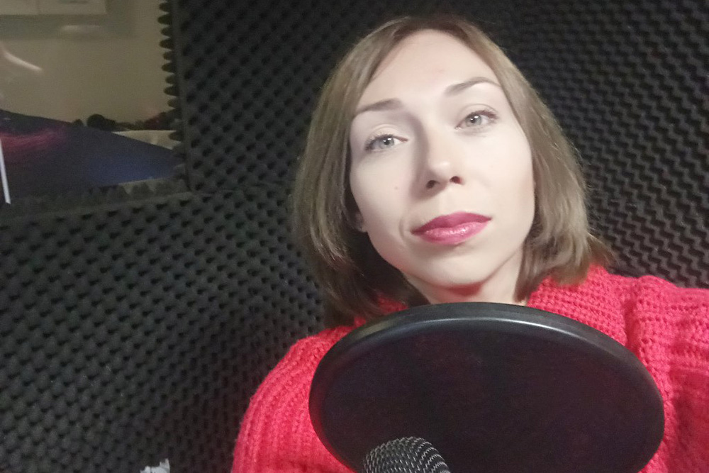 Елена Ткачева во время записи радиопрограммы. На этом проекте можно записывать и подкасты — полезное умение в наше время