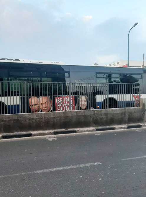 Автобус с изображением двух президентов и Наамы Иссахар