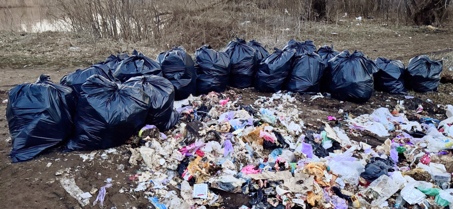 Фото с волонтер­ства: как я с мужем 3 дня убирала мусор у реки и привлекала к помощи чинов­ников
