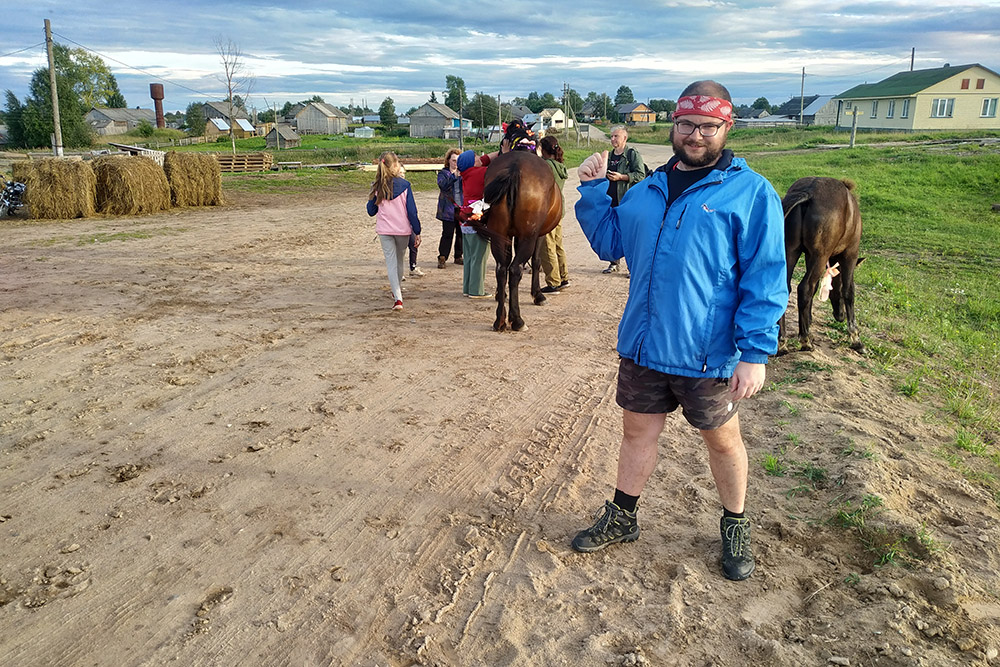 В Кенозерском парке волонтеры работают на конюшне, отводят коней в поле по утрам и забирают вечером обратно