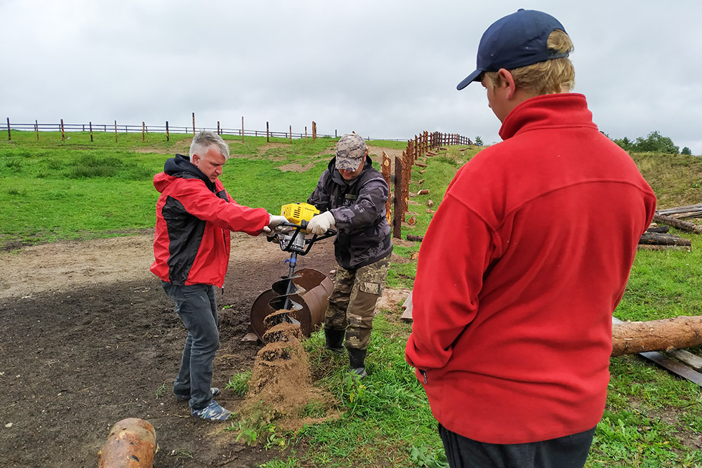 Волонтеры и сотрудники парка строят леваду — загон для лошадей