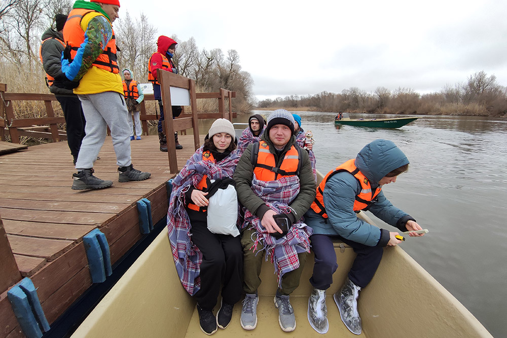 Волонтеры отправляются на экскурсию на лодке