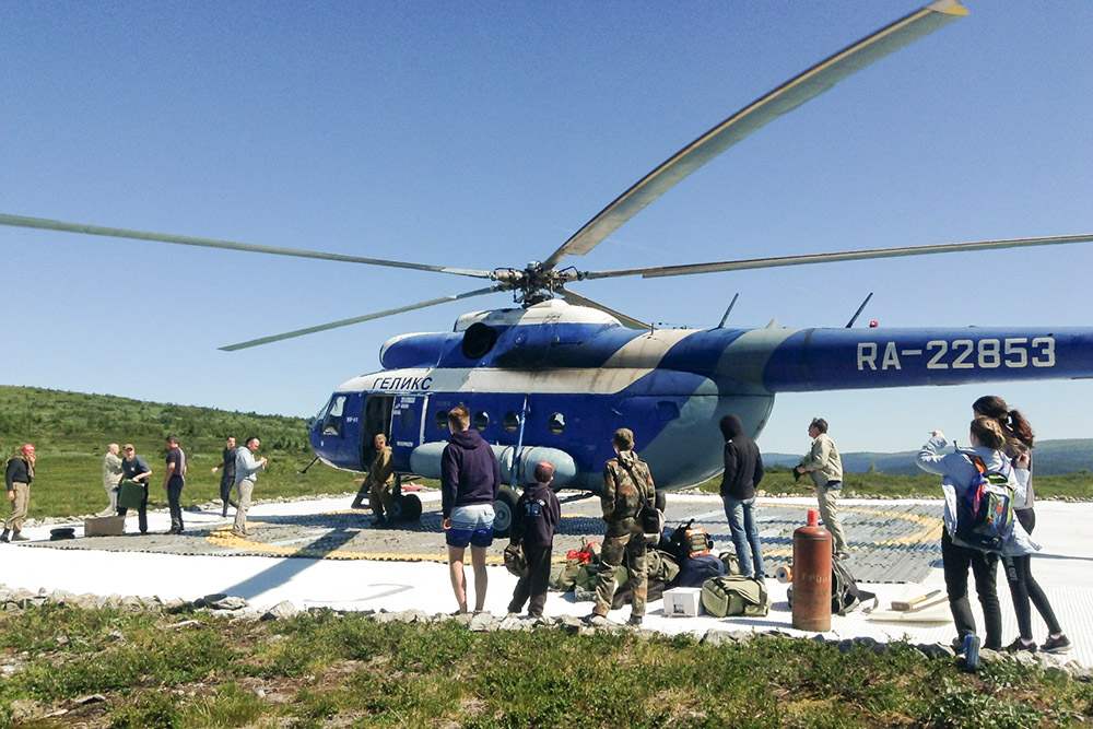 Так выглядит вертолет, который доставляет волонтеров на Маньпупунер. Источник: nordic-ural.ru
