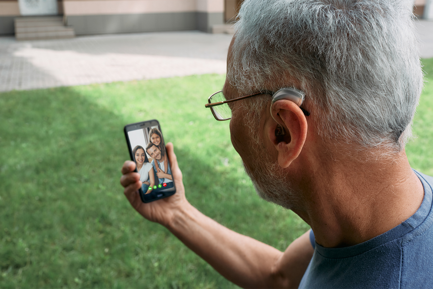 Современные слуховые аппараты больше напоминают гарнитуру для телефона. Фотография: Peakstock / Shutterstock