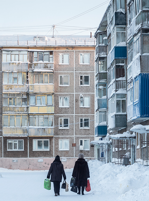 Поселок Воргашор. По замерзшим окнам можно было отличить покинутые квартиры