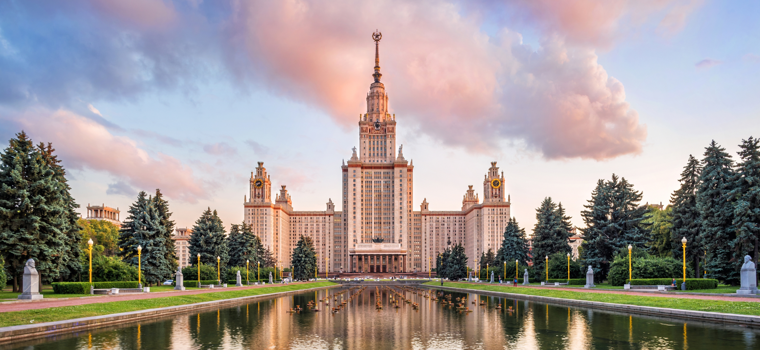 Прокатиться над Москвой-рекой к МГУ и увидеть панораму города: чем заняться на Воробьевых горах