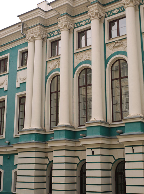 Здание музея похоже на Зимний дворец. Есть легенда, что Екатерина Вторая останавливалась здесь во время визита в Воронеж