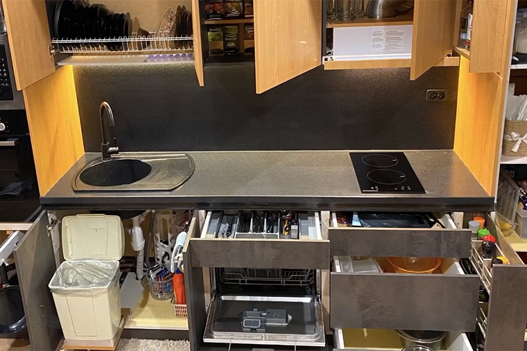 На нашей кухне именно закрытая система: все хранится в ящиках и шкафах