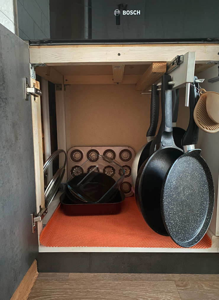 Выдвижная шина для сковородок в модуле под духовым шкафом