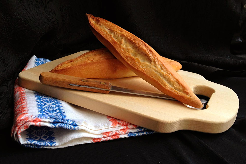 Бокадильос — традиционный испанский хлеб для сэндвичей. В сочетании с хамоном может быть сытным обедом