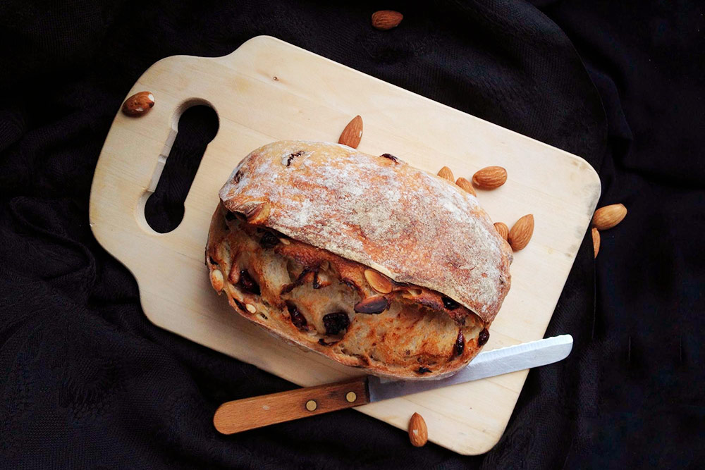Хлеб с вяленой клюквой и миндалем с добавлением полбы. Полба — это древний вид пшеницы, богатый полезными веществами