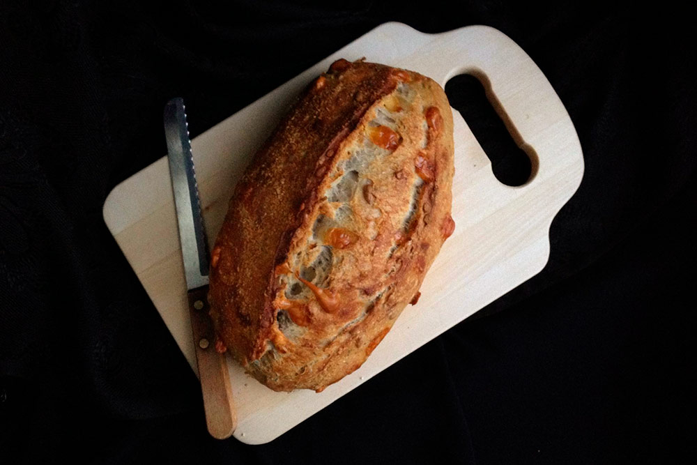 Хлеб «Портос» на пшеничной закваске с добавлением ржаной муки, с сушеными прованскими травами, семечками и твердым сыром