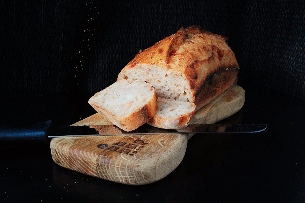Дрожжевой хлеб длительной ферментации с вялеными томатами, смесью семян и орехов и прованскими травами