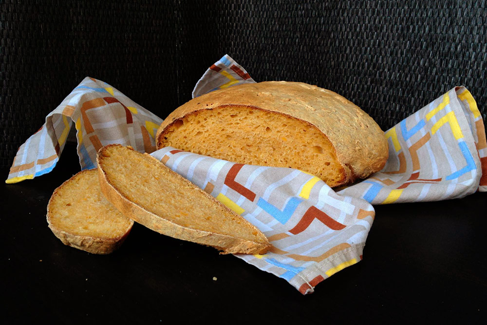 Тыквенный хлеб на закваске. В тесто добавляется пюре тыквы и семечки. Это долгий хлеб: на его изготовление ушло больше суток