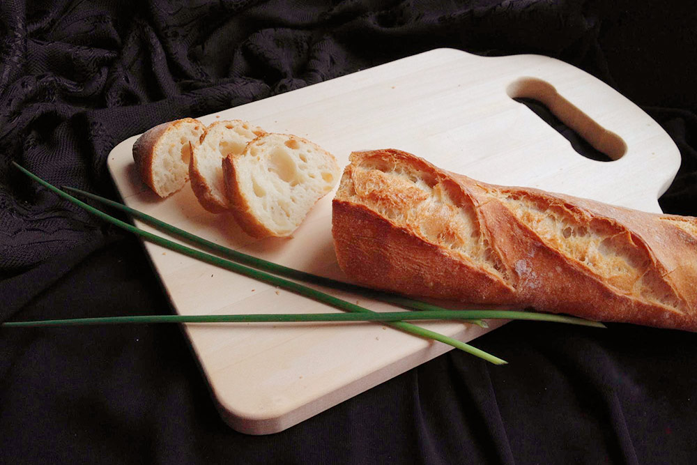 На классическом багете делают три⁠-⁠четыре насечки вдоль хлебной заготовки, благодаря чему образуется знаменитый гребень, за который хлеб даже можно поднять
