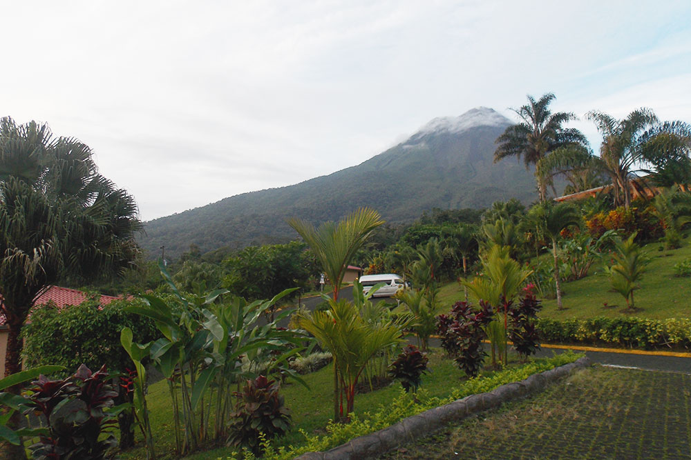 Обычный пейзаж в Коста-Рике: джунгли на фоне одного из главных вулканов страны — Ареналя