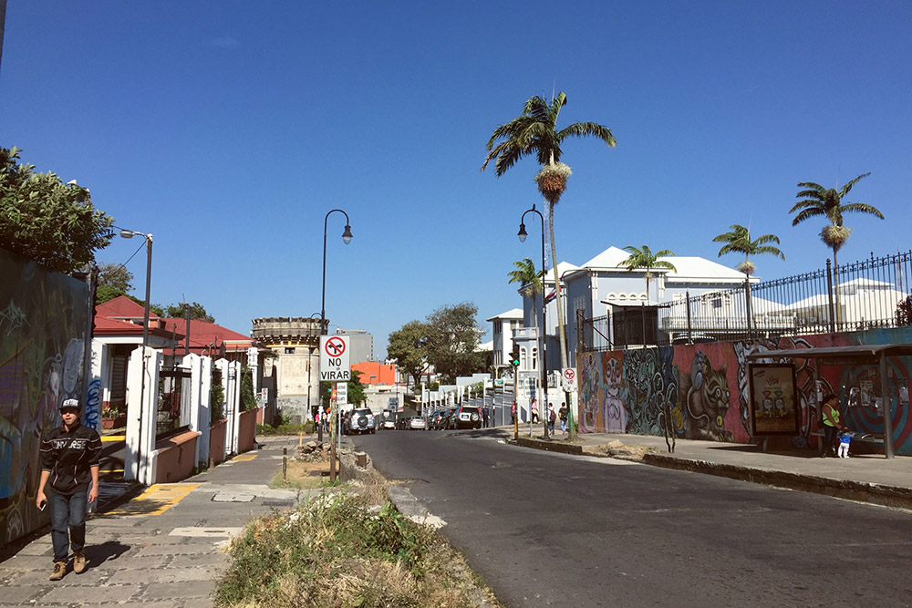 Соседство латиноамериканских пейзажей, колониальных зданий и памятников архитектуры на центральных улицах Сан-Хосе завораживает