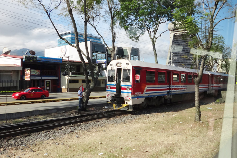Добраться до Эсказу можно на поезде Interurbano, который идет по маршруту Белен — Павас — Курридабат