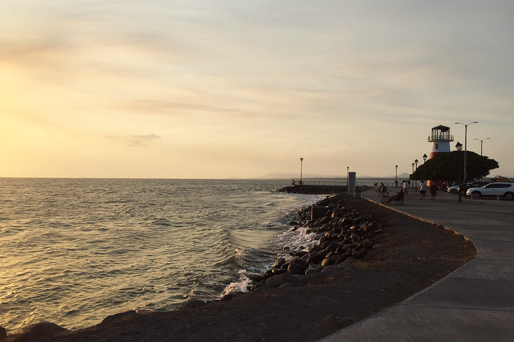 В Пунтаренасе есть все признаки некогда фешенебельного курорта: широкая набережная, городской бассейн, маяк и полное отсутствие людей на пляже