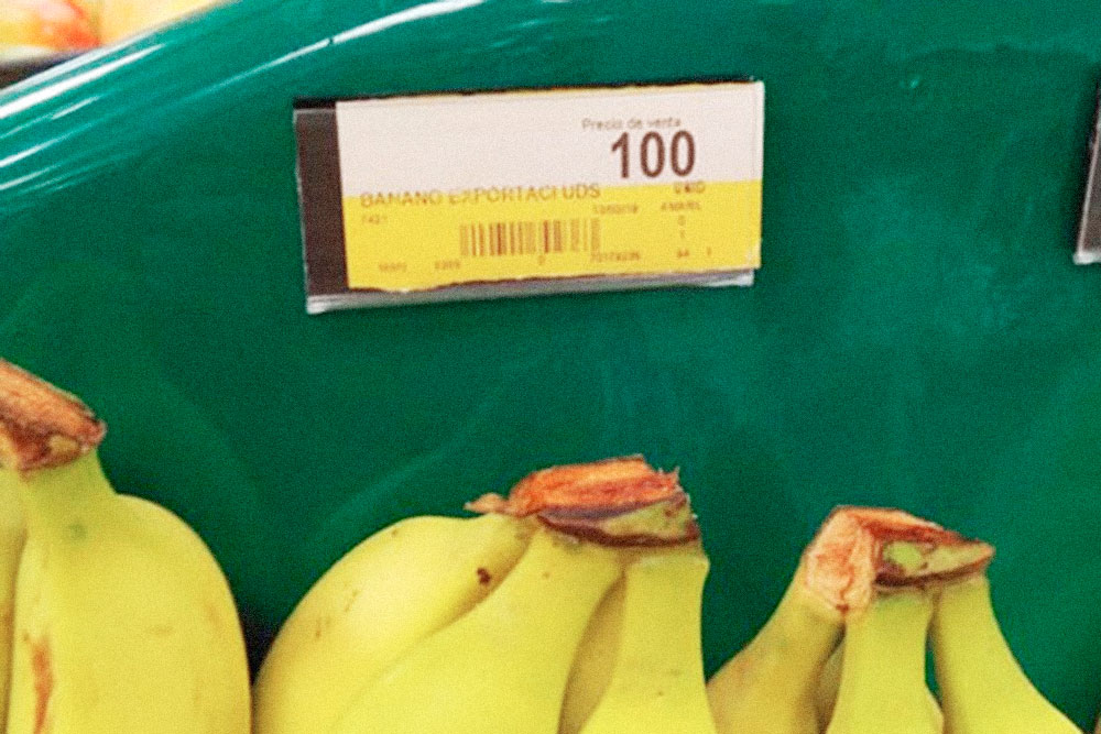 В супермаркете цены чуть выше, чем на рынках. Цена за штуку на ценнике обозначается uno, за килограмм — kilo
