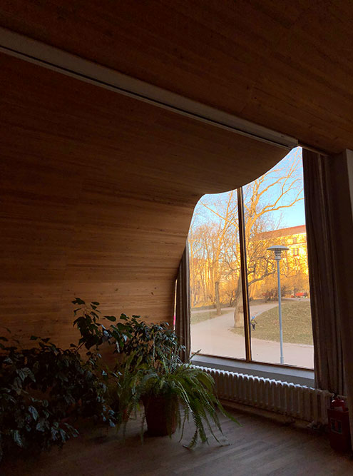 Деревянный потолок создает в помещении идеальную акустику для концертов