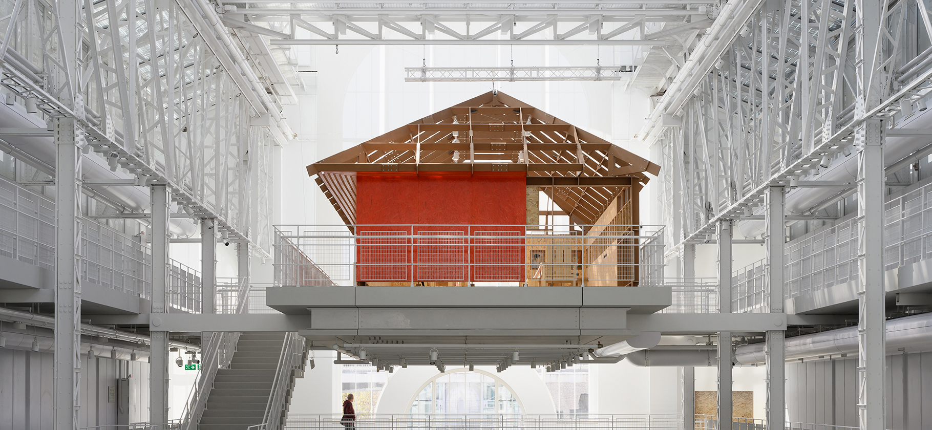 В «ГЭС-2» открыли выставку о Северной Осетии с инсталля­цией традиционной постройки