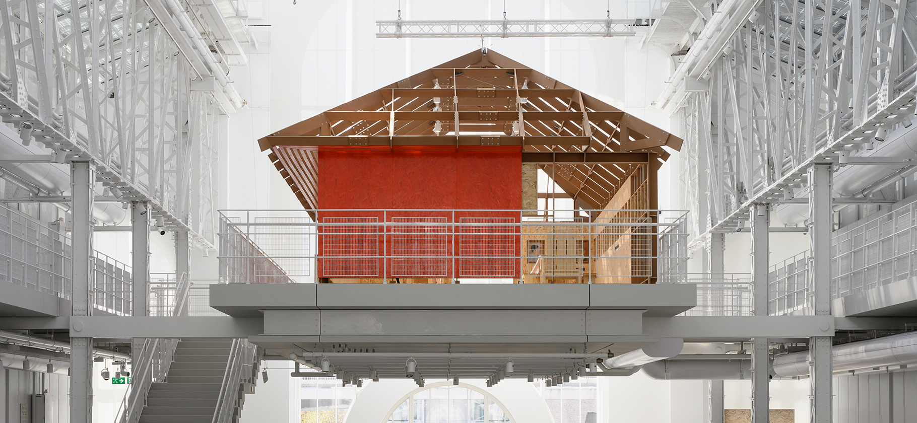 В «ГЭС-2» открыли выставку о Северной Осетии с инсталля­цией традиционной постройки