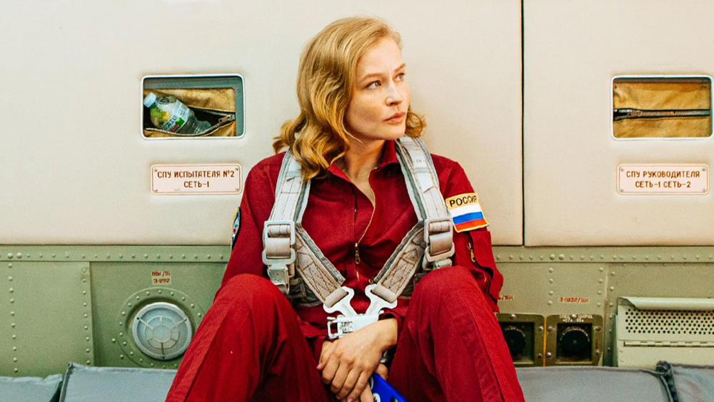 Юлия Пересильд сыграла хирурга Женю. Героиня отправляется на МКС, чтобы спасти космонавта. Источник: Yellow, Black and White