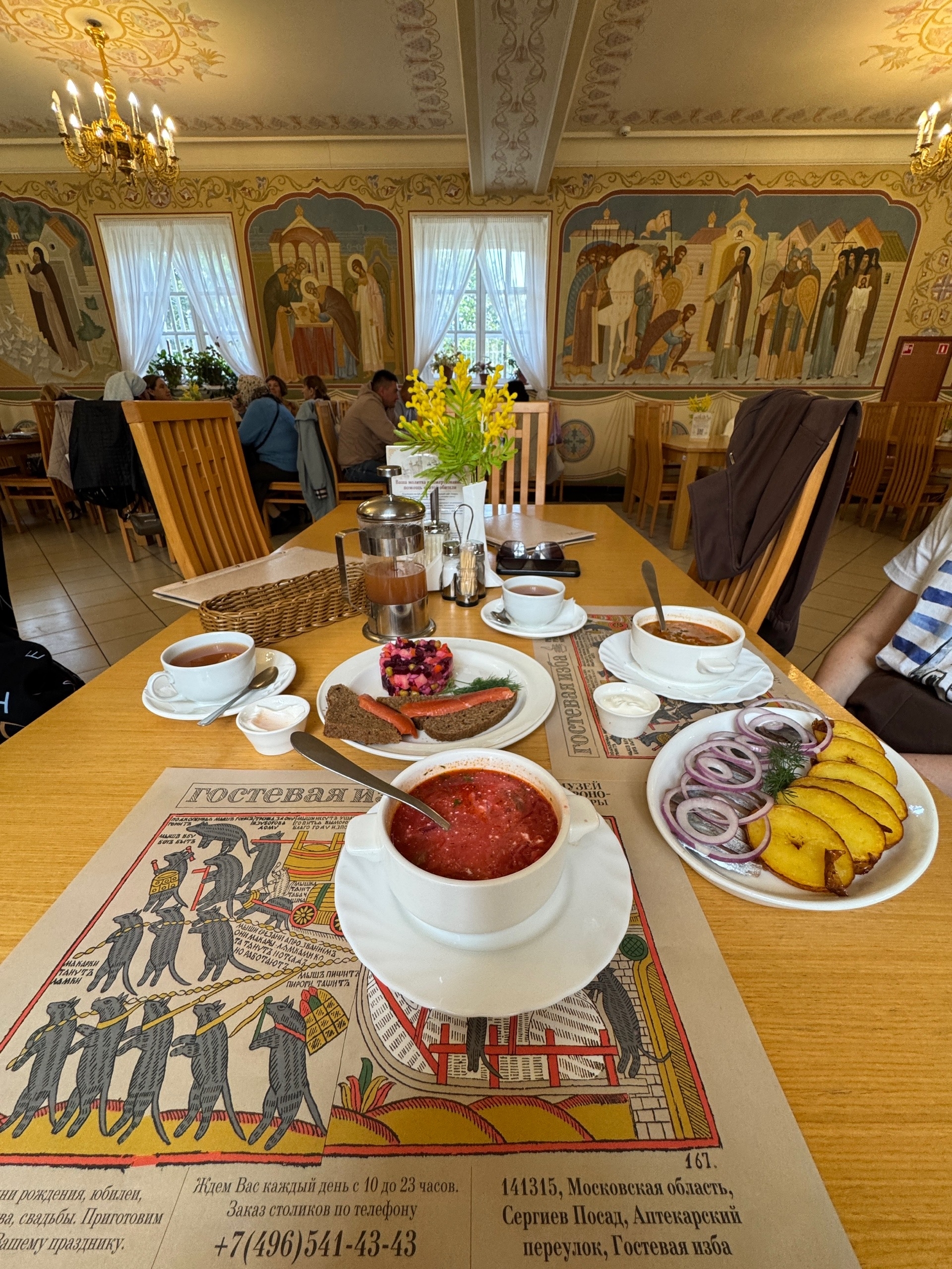 В трапезной очень атмосферно, но цены ресторанные)