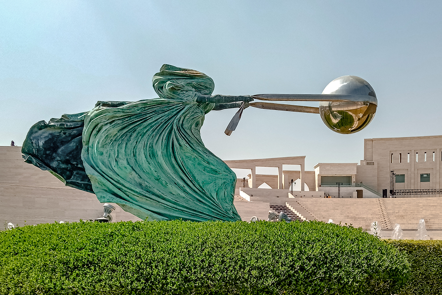 Скульптура Лоренцо Куинна «Сила природы II»