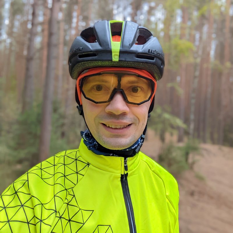 На велозаезде в лесу осенью 2022 года. Шлем и куртка остались от первых поездок, баф, очки и шапка — с американского «Амазона»