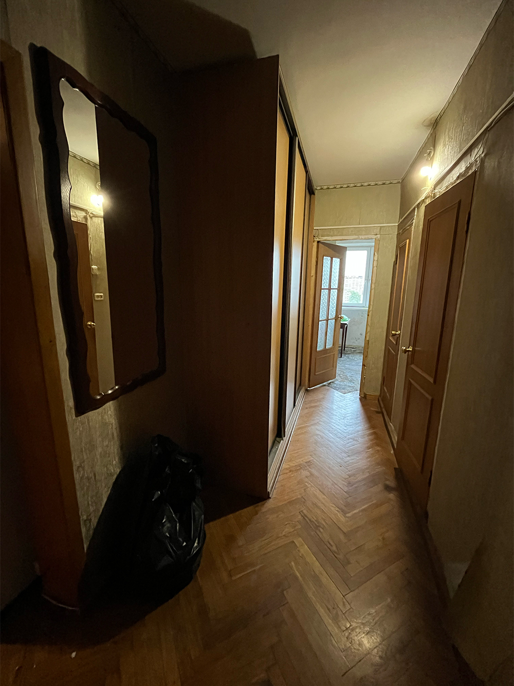 Вид от входной двери на коридор и кухню. Паркет на полу меняли, так как он уже довольно старый и поскрипывал