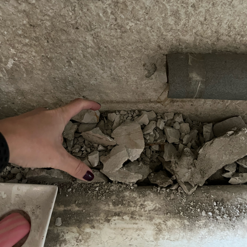 Когда убрали бетонный короб, обнаружили, что это дает еще минимум 5 см — до этого ванна была отодвинута от стены
