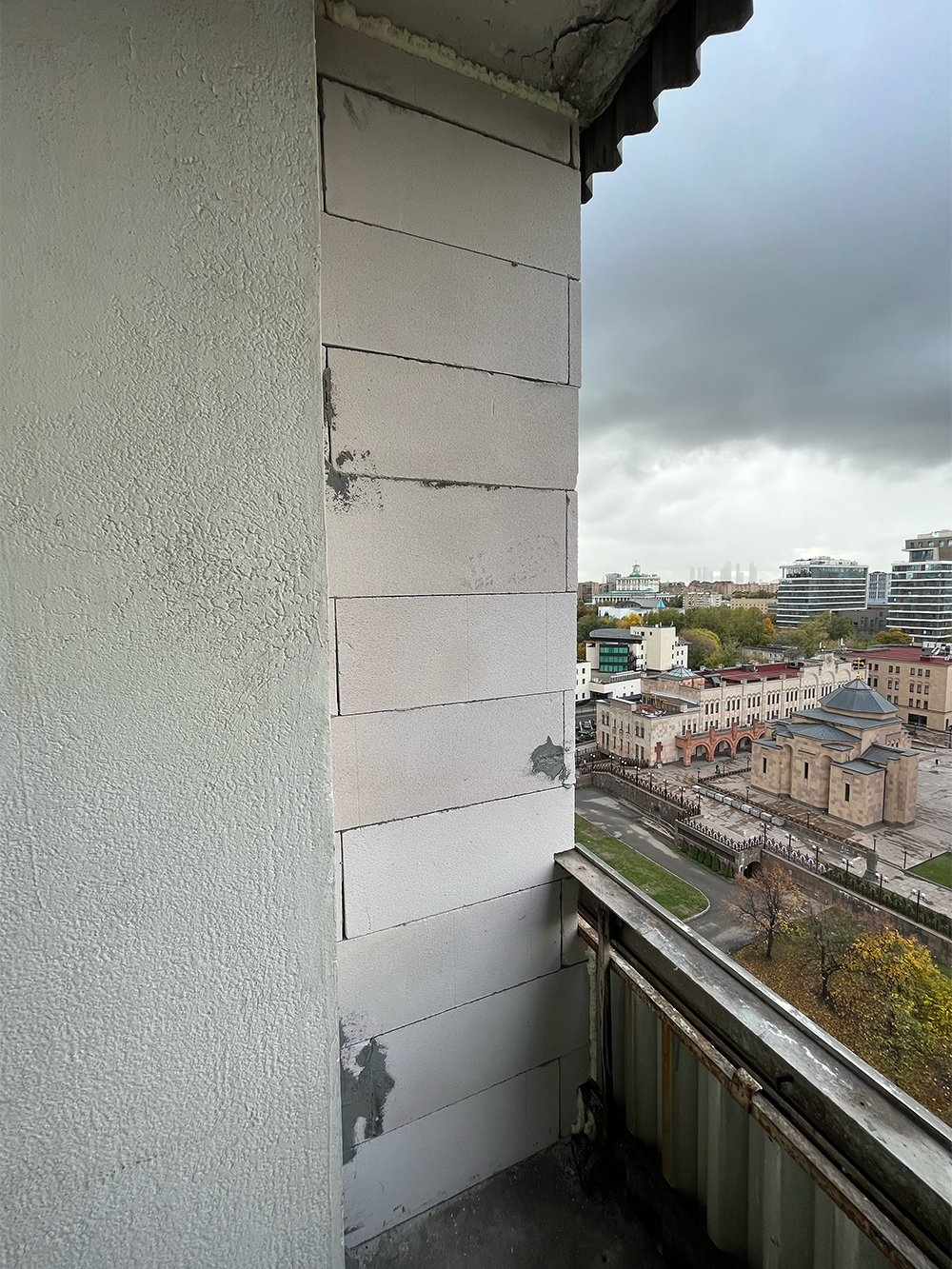 Здесь срезали лишнее ограждение балкона и выложили блоками стену с соседским балконом