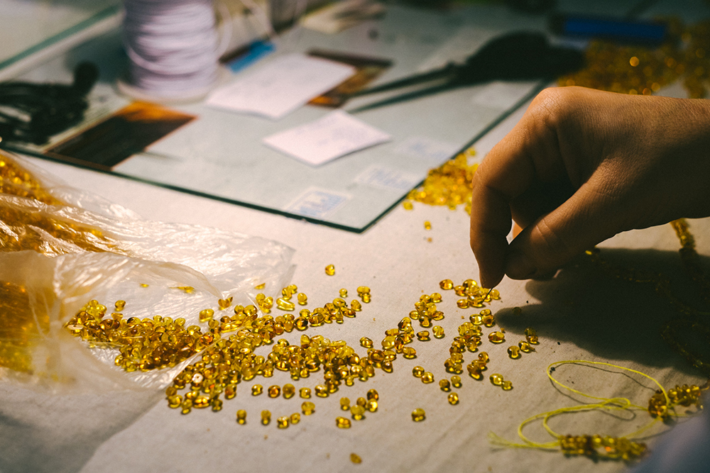 На фабрике не только обрабатывают янтарь, но и изготавливают из него различные украшения. Фото: Катя Алагич