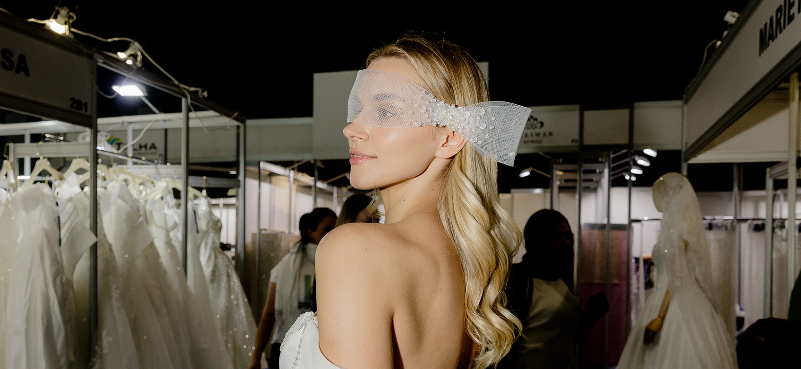 А⁠-⁠ля рюс ​и экстре­маль­ное мини: необычные свадеб­ные образы с выставки Wedding Fashion Moscow