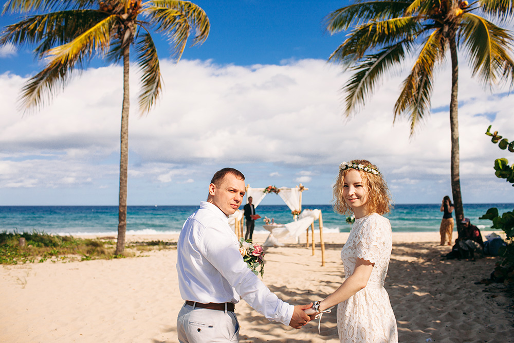 На пляжах отелей свадебные церемонии часто проходят рядом с отдыхающими в купальниках. А на нашем пляже были только мы и организаторы