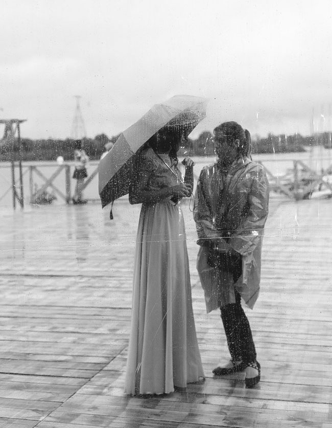 Если пойдет дождь, главное — спасти от него невесту. Фото: Виктория Шевчик