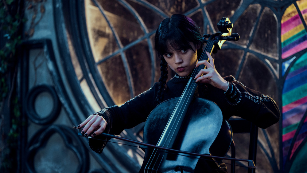 Еще Уэнсдэй потрясающе играет на виолончели. Источник: Netflix